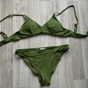 Bikini HM - ✨ ALDRIG ANVÄND ✨   Bikini från HM i en glittrig grön färg 💚  Storlek 38 på denna, men passar nog bättre på en 34/36.  