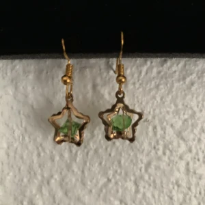 örhängen - guldiga örhängen med 3D stjärnor⭐️