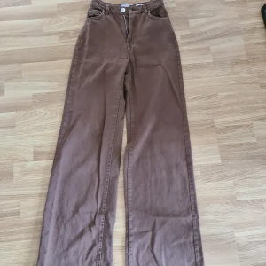 Bruna jeans  - Bekväma jeans med vida ben. Ganska smala i midjan. Stl 32/XXS   Köpta second hand men passade inte mig. Mycket bra skick