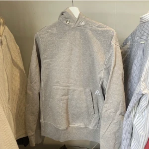 Helmut Lang hoddie - En grå Helmut Lang hoddie ,HL tryck utgående kollektion , skick 8/10 , Strolek M, Inga hål fläckar eller liknade, hör av dig vid frågor