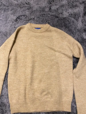 Jack and Jones sweatshirt - Hej, säljer nu min alldeles nya Jack and Jones sweatshirt, tröjan är helt oanvänd och är perfekt för hösten!. Priset kan diskuteras vid snabb affär!
