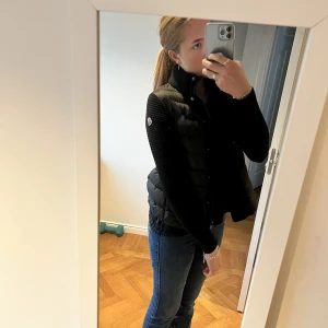Moncler cardigan - Säljer min superfina unika moncler cardigan! Ovanlig modell så svåra att få tag på! Självklart äkta!!! Nyskick och inga defekter alls.  Storlek s men ganska liten i storlek så typ xs/s. Passar nog lite större om man har smala axlar💗  