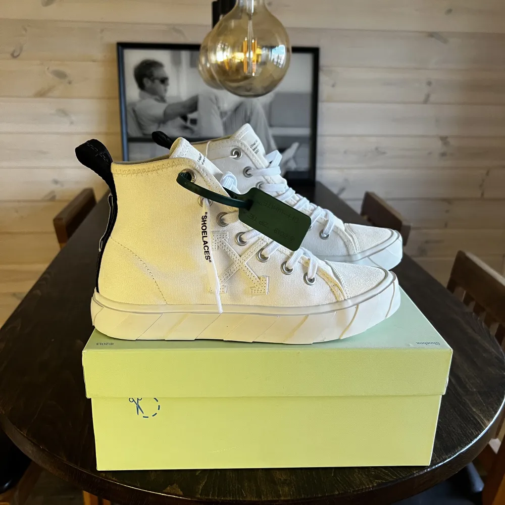 Sneakers från Off-White  Helt nya med originallåda  Storlek 40 Pris 2400kr  Köparen står för frakt  Skicka ett meddelande om du har några frågor!. Skor.