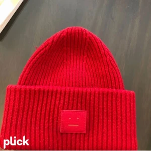 Röd acne mössa  - Byter!! Skulle vilja byta min röda acne mössa till en annan färg!! (Marinblå, svart) mössan är i nyskick💕💕