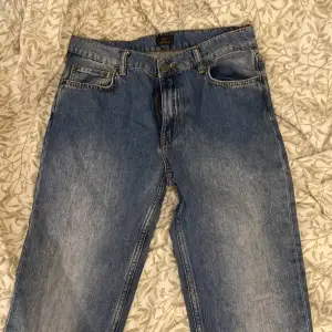 Jättefina jeans från Nelly med slits vid foten💞aldrig använda pågrund av för små 