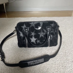 Zadig väska  -  Hej säljer min fina Zadig väska då jag vill köpa en annan väska. Den har inga defekter och är sparsamt använd! Kan tänka mig gå ner i pris vid snabb affär. Prislappen finns även kvar! Nypris cirka 5000! Skriv för mer bilder/frågor💕