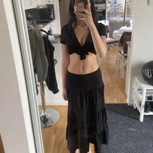 maxi kjol - Säljer en svart volang maxikjol! Köpt från zalando, knappt använd så i bra skick:) På bilderna har jag vikt ner kanten innåt, skriv för bild på hur den ser ut utan nedvikt kant 💓perfekt längd för mig som är 166. kolla gärna min profil för massa mer 💓