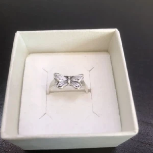 Fjärilsring - Säljer denna fina fjärilsring som är i nyskick. Den är även rostfri. Hör gärna av dig vid intresse !!🦋