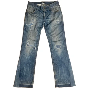 Flared jeans x Dolce Gabbana   - - Vintage jeans från Dolce Gabbana som har lagats på flera ställen och med custom flare/bootcut    - 100% bomull   - DG metall tag   -DM för fler bilder, mått och andra frågor  -550 obo 