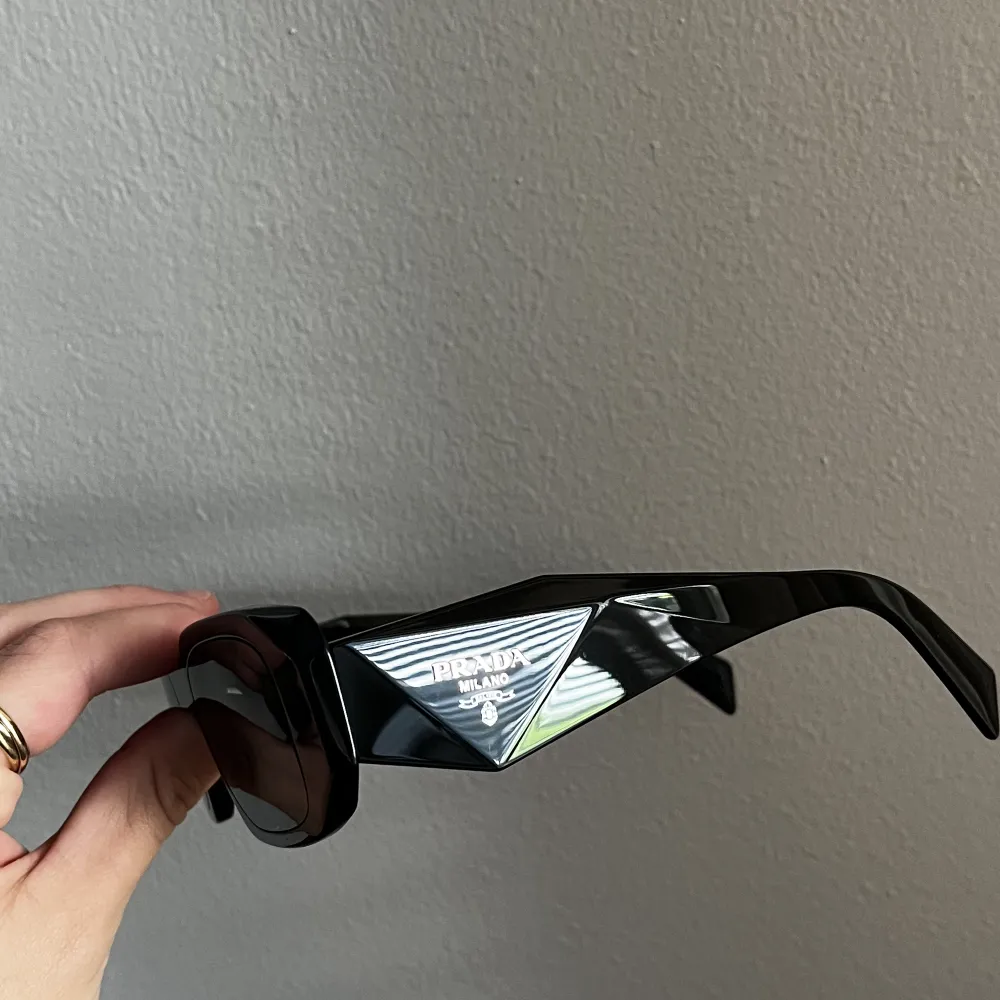 Säljer ett par helt oanvända Prada solglasögon i modell PR 17WS 1AB5S0 Kvitto finns! . Accessoarer.