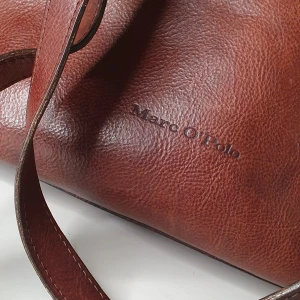 Marc O'Polo - Jätte fin Brun väska i äkta skinn. Färgen skiljer sig lite, den när inte lika röd brun irl. För fler bilder och mått så visar jag gärna.