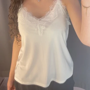 Linne  - Vitt silke linne med spets detaljer, bra skick!