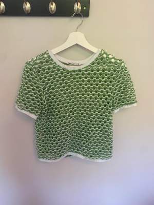 Så fin grön tröja från zara. Knappt använd men har några defekter, visas i bild 2. Köparen står för frakt