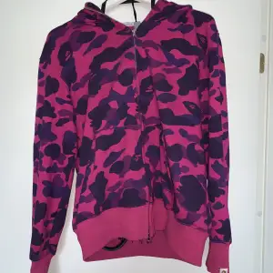 Säljer denna snygga bape zip up hoodien😍Hoodien är i väldigt bra skick (använts några gånger) , A-kopia men är identisk en äkta!!! 💜💜