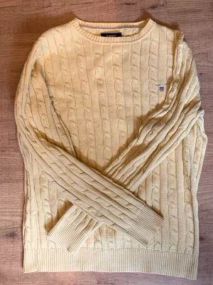Gant stickad - Hej, säljer min stickade Gant tröja då den är för stor för mig. Storlek M men liten i storlek så skulle passa S. Skick 9,5/10 den är som ny. Pris är diskuterbart! Mvh Joel! Ny pris 1400kr