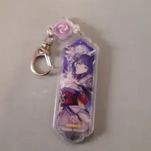 Selling my raiden shougun keychain beacuse im no longer a fan of the game. I bougyt it at a con and had it on my bad for 2 days so no damage and its in the condition it was when i bought it! 3×12cm+chain. Contact me if u have any questions!💜⚡