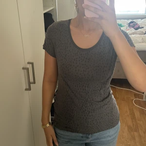 Mönstrad T-shirt  - T-shirt med prickigt mönster från Banana Republic! 