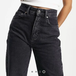 Svarta vida jeans - Säljer dessa skit snygga svarta jeansen från Stradivarius. De är i en vid dad-jeans modell och sitter hur skönt som helst💕Storlek 40 (skulle säga att de är M-L), men är i petite i längden vilket gör att de är lite kortare😊