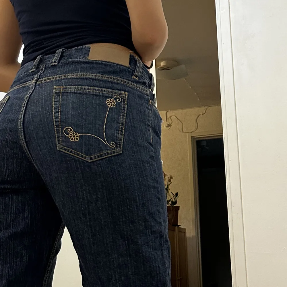 ”Midwaist” jeans i super skick, straightleg, kommer ej till användning . Jeans & Byxor.