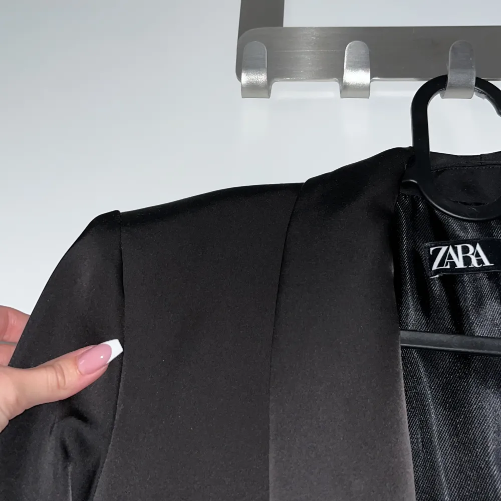 Svart kavaj från Zara, använd endast 1 gång. Puvut & Bleiserit.