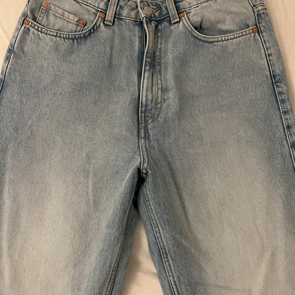 Supersnygga jeans i en populär modell (rowe), använd 2 ggr💋. Jeans & Byxor.