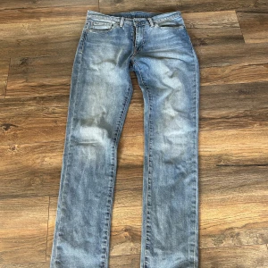 Levis jeans - Blåa Levis jeans med rak passform. De ser lite gråa ut på bilden men är helt ljusblå i verkligheten. Jättebra skick!