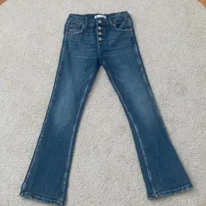 Ett par blåa bootcut jeans från zara som jag nästan aldrig använt! De är för korta för mig nu