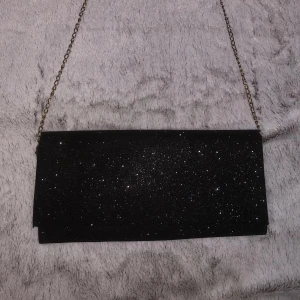 Väska  - Säljer denna fina handväska då den inte kommer till användning  Super fint skick!😊 Säljs för 40kr +frakt 29x15cm