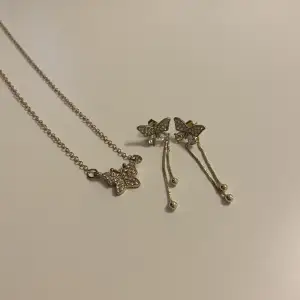 Smyckes sätt med halsband och örhängen med fjärilar. Aldrig använt då jag ej använder guld. 