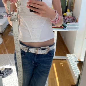 Vita y2k bälte - Säljer två likadana bälten olika storlekar  En 80 en 99 Frakt ingår ej