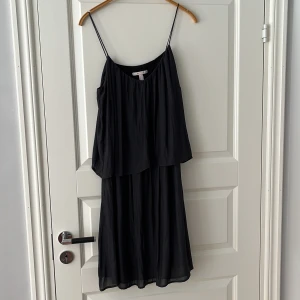 Klänning från Esprit - Aldrig använd, prislappen finns kvar. Köpt för flera år sedan. 