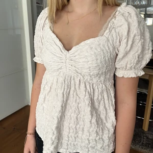 Topp från gina - Gullig topp från Gina. I storlek M men sitter som S. 💕💕