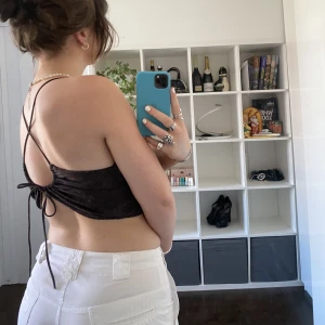 Topp - Mörkt brun topp med snörning i ryggen. Skriv gärna för frågor eller fler bilder 🤎🤎