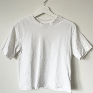 T-shirt från Gina tricot storlek x-small - Märke: Gina tricot Vad: T-shirt med oversize fit och ribbmudd vid halsringningen Storlek: XS Upplevd i storlek: Oversize, passar mig som brukar ha small  Färg: Vit  Material: 100% bomull  Skick: Inget att anmärka på