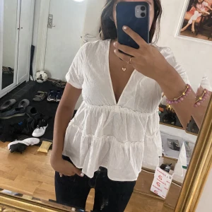 Super snygg vit blus med volanger! - En super snygg bekväm vit blus med volanger perfekt till sommaren. Helt oanvänd. Köpt från marknad utomlands. Storlek S