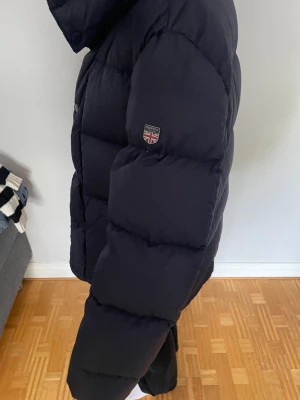 Morris dunjacka - Säljer nu min supersköna vinterjacka sedan 1 år tillbaka. Det är en felfri dunjacka i den slutsålda modellen Bromley från Morris.  Köpt för 3295 och priset går att diskutera vid snabb affär. Dragkedjan är trög vid halsen men knappar finns. Frakt tilkommer
