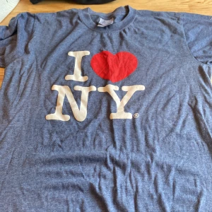 I ❤️NY t shirt  - Fin t shirt, trycket är lite slitet men annars bra skick strl M. Pga av lite sprucket tryck så kostar den ba 50