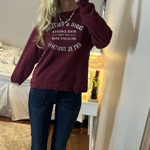 Zadig tröja - Tröja från Zadig som är typ sönderklippt som jag köpte på plick( såg ej att den va klippt) darför ja säljer så billigt 🙌❤️