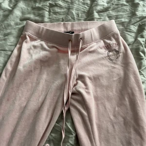 rosa juicy couture byxor 💗 - assnygga vintage juicy byxor som tyvärr är för stora och långa på mig som är 153. köpta på plick men bra skick, avklippta och trycket har börjat lossna dock men inget som märks 💗 midja 35cm, innerben 74cm