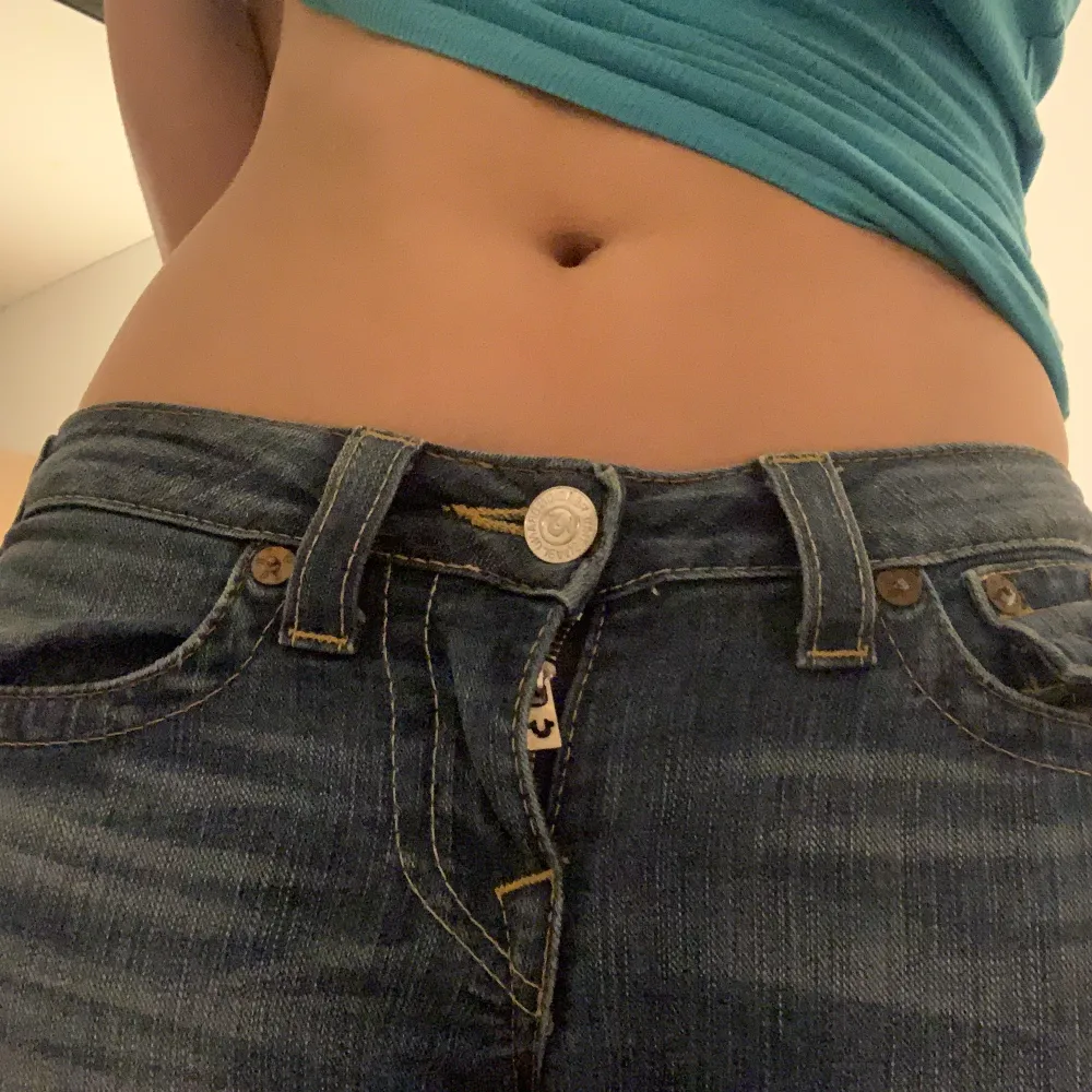 äkta true religion jeans!💕low waist och bootcut! kontakta mig för fler bilder!. Jeans & Byxor.