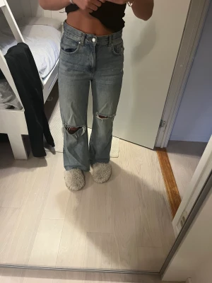 Pull&bear jeans med hål.  - Pull&bear jeans med hål. Strl 34. Fint skick. 
