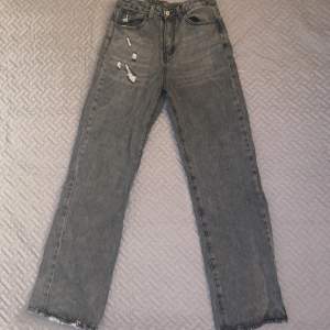 Ett par gråa jeans från shein. Storlek 36. ❗️OBS knappen på jeansen sitter lite löst❗️