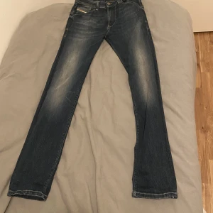 Diesel jeansbyxor ( Regular slim tapered) - Jeans för barnstorlek. Dem är fortfarande i bra skick.  Hör av er om fler frågor!! 