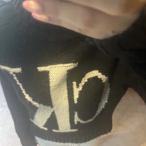 Stickad tröja - Stickad tröja från Calvin Klein. Litet hål i ena armhålan. Ullblandning