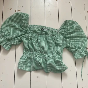 Crop top - Grön rutig crop top med puffarm inte använd så mycket och är i bra skick inga hål eller något slitet🫶🏻