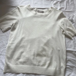 Stickad t-shirt  - Säljer denna stickade t-shirt från H&M, lik den från zara! Använd fåtal gånger men är fortfarande i hyfsat bra skick. 🌸skriv för fler bilder