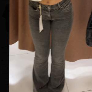 Grå low waist jeans från Gina. Använd fåtal gånger då dom är för små
