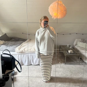 Långkjol  - Säljer denna sååå fina randiga långkjolen med en slits från bershka, helt oanvänd!! Passar nästan alla längder då jag har den högmidjat på bilden och den är väldigt stretchig!!💞🙌🏽