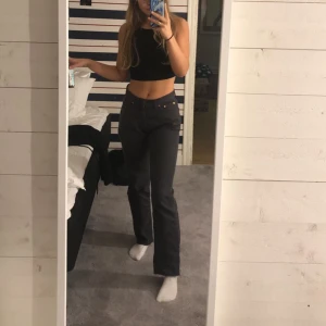 Mörkgrå/svarta Levi's jeans - Grå lowwaist Levi's jeans köpta här på plick. Tyvärr för små för mig. Fint skick. De är avklippta så de passar mig som är 164 i längden (L34 stämmer alltså inte längre).   Första bilden är lånad av förra säljaren.