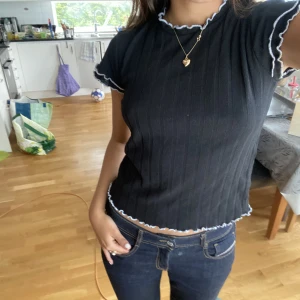 Snygg svart topp från zara - En jätte snygg svart topp med volanger i skönt stretchigt material från Zara 